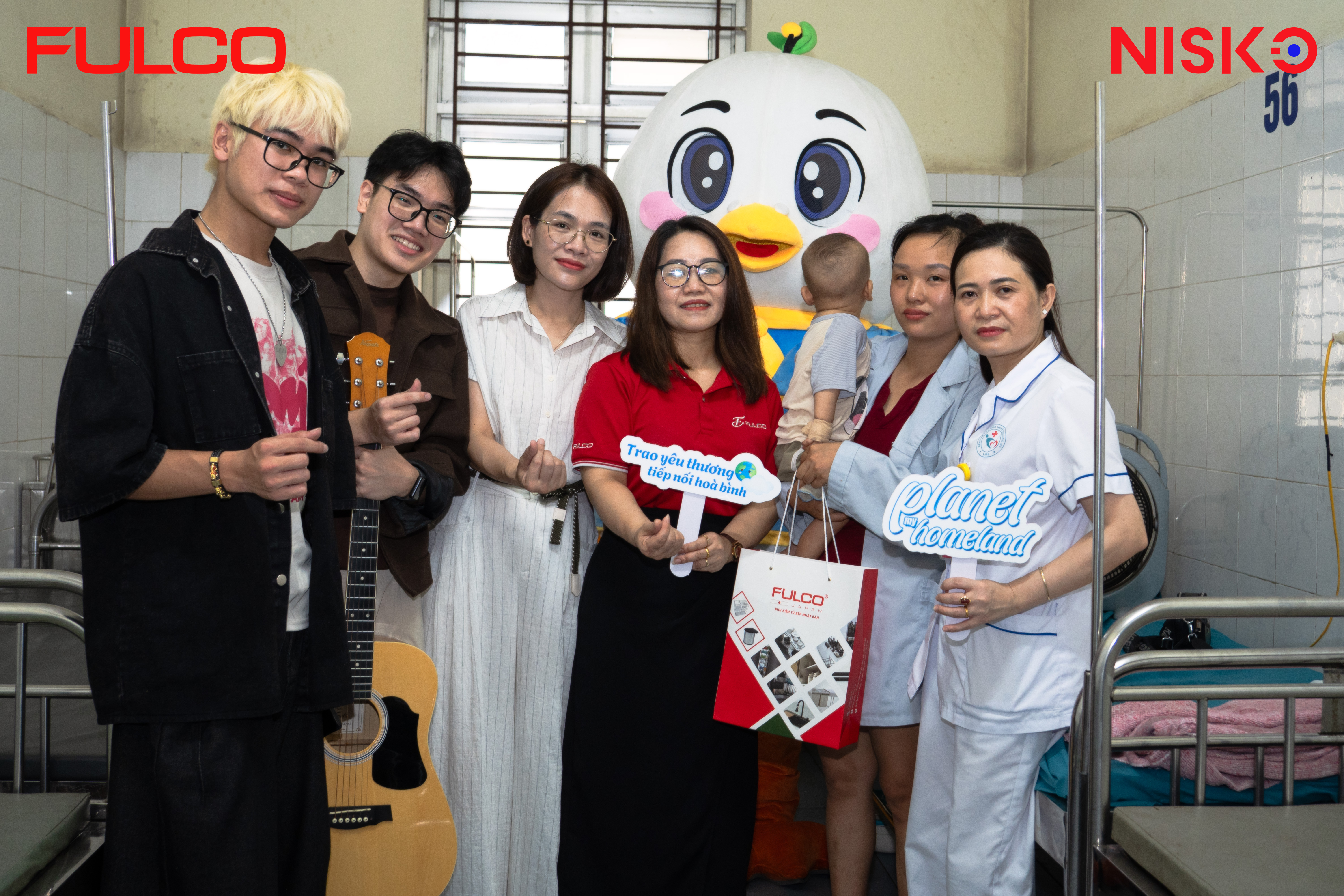 Đội ngũ Fulco trao những phần qu&agrave; tới tay c&aacute;c em nhỏ tại Bệnh viện Chương Mỹ 